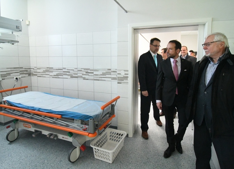Primátor Tomáš Macura a náměstek primátora Michal Mariánek při prohlídce nově rekonstruovaných prostor interní příjmové ambulance. Foto: J. Urban